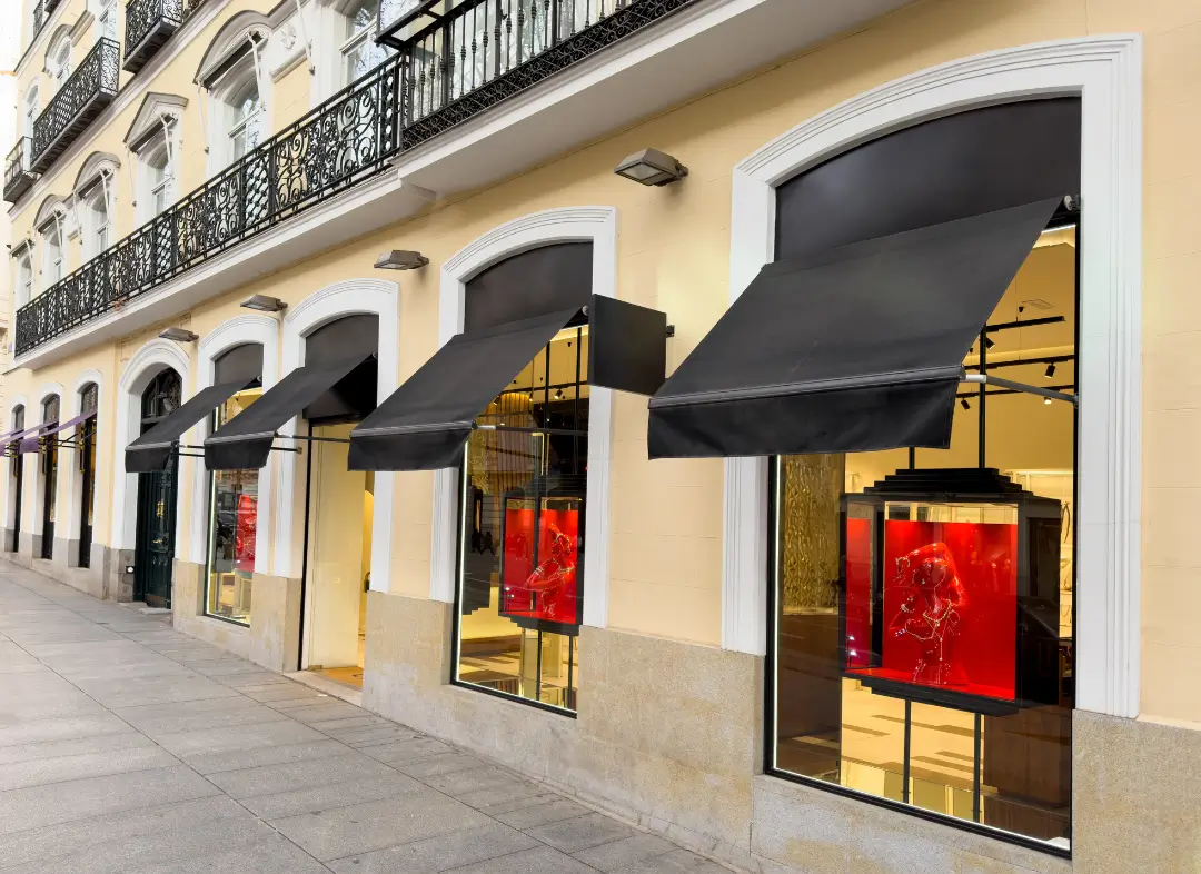 Façade vitrine de magasin en aluminium sur mesure à La Roche-sur-Yon